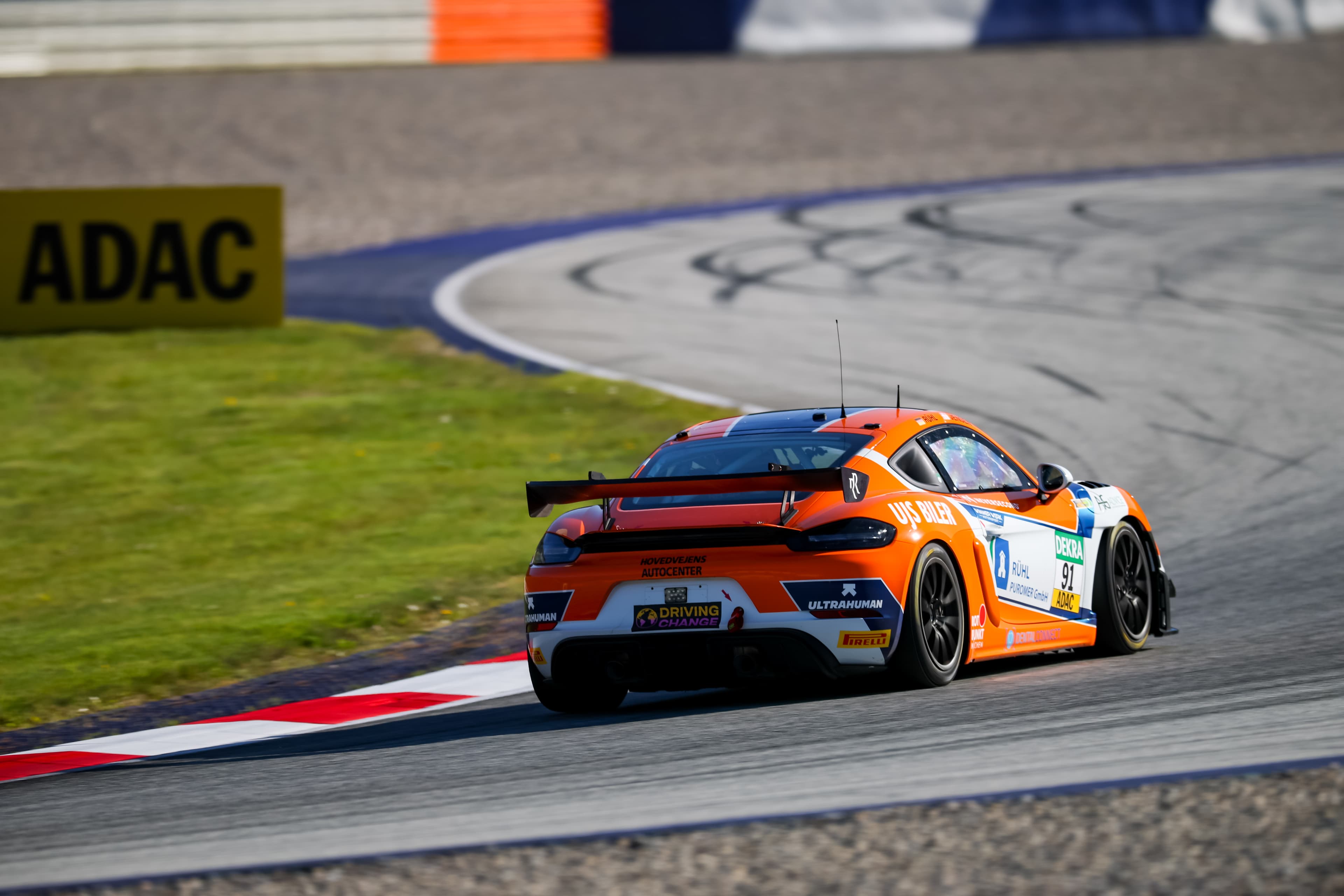 Rear view of the #91 over the kerbs, RÜHL on the roof rail, 2026